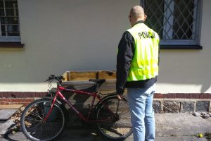 Policjant z Posterunku Policji w Osiu z odzyskanym rowerem