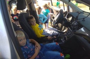 Dzieci oglądają radiowóz od wewnątrz
