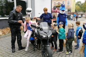 Policjant prezentuje motocykl służbowy