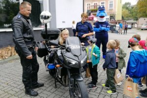 Dzieci wcielają się w policjantów siadając za kierownicą motocykla