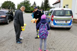Policjantka rozmawia z dzieckiem o bezpieczeństwie