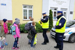Policjanci wyjaśniają dzieciom działanie odblasków