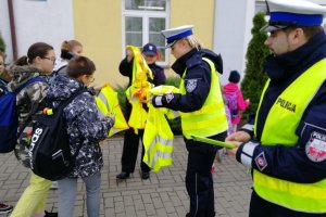 Policjanci rozmawiają z dziećmi o konieczności noszenia odblasków