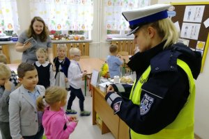 Policjantka rozmawia z dziećmi o bezpieczeństwie