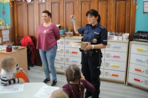Policjantka tłumaczy dzieciom działanie odblasków