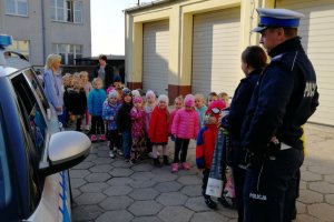 Policjant ruchu drogowego pokazał dzieciom oznakowany radiowóz