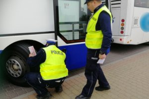Policjanci kontrolują stan opon autobusu