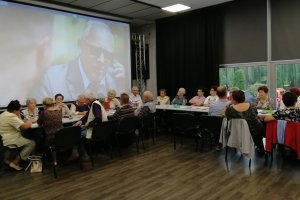 Seniorzy oglądają film profilaktyczny