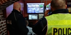 monitoring sprawdzany przez policjantów i strażnika miejskiego