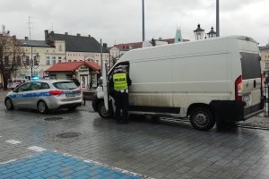 Policjanci kontrolują kierowcę dostawczego pojazdu