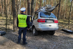 Policjant prowadzi oględziny miejsca zdarzenia po wypadku
