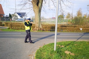 Funkcjonariuszka trzyma w ręku miernik prędkości