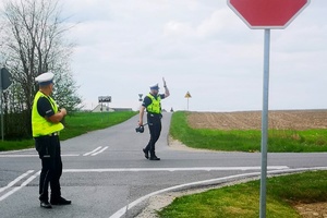Policjant podnosi rękę aby zatrzymać pojazd do kontroli