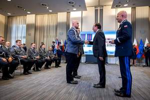 Policjanci z komendy w Świeciu odbierają medal z rąk Ministra Spraw Wewnętrznych i Administracji oraz Komendanta Głównego Policji