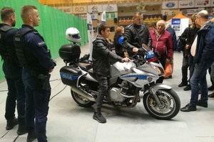 Policjant prezentuje młodzieży służbowy motocykl m-ki Honda