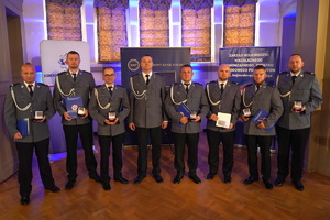 Zdjęcia Pierwszego Zastępcy Komendanta Powiatowego Policji w  Świeciu wraz z wyróżnianymi funkcjonariuszami