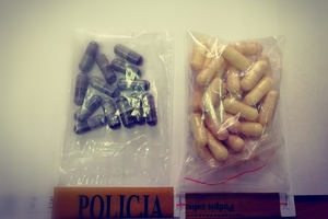 Zabezpieczone przez policjantów kapsułki z narkotykami