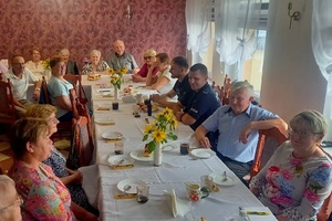 Mundurowi podczas spotkania z emerytami w Bukowcu