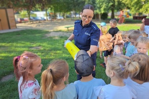 Policjantka pokazuje dzieciom magiczną tubę
