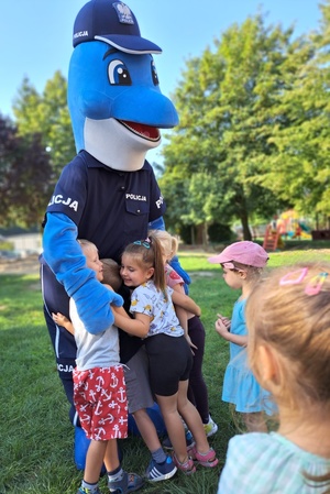 Policyjny Polfin przytula dzieci z przedszkola