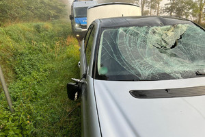 Zniszczony przód samochodu biorącego udział w zdarzeniu