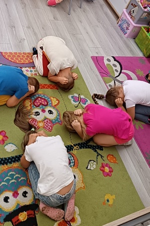 Dzieci ćwiczą pozycje żółwia