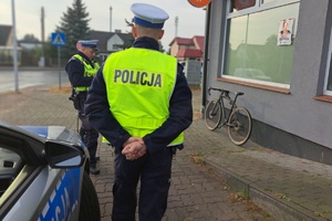 Policjanci kontrolują kierowcę roweru