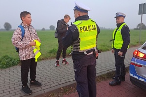 Policjanci rozmawiają z pieszymi