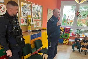 Policjant pokazuje dzieciom radiostację