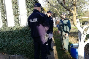 Policjanci rozmawiają z działkowiczem