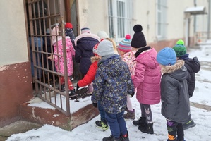 Przedszkolaki wchodzą do pomieszczenia dla osób zatrzymanych
