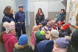 Dzieci rozmawiają z policjantem ruchu drogowego