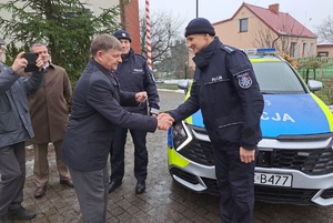 Wójt Gminy Bukowiec gratuluje policjantowi nowego radiowozu