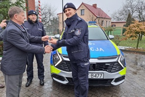 Wójt Gminy Bukowiec przekazuje kluczyki do auta policjantowi