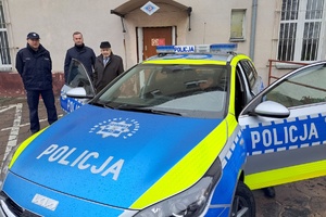 Włodarze miasta przekazują oficjalnie nowy radiowóz policjantom