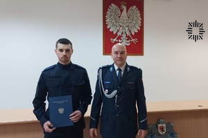 Z lewej strony nowo przyjęty policjant, z prawej mł. insp Marek Mitura z komendy w Świeciu