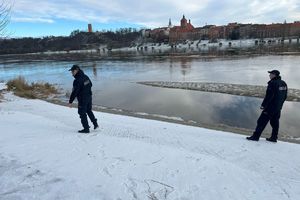 Policjanci patrolują brzeg akwenu w związku z niebezpieczeństwem wchodzenia na lód
