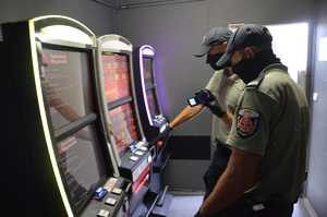Funkcjonariusze KAS zabezpieczają automaty do gier hazardowych