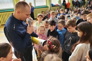 Policjant pokazuje dzieciom magiczną tubę