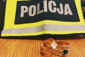 Zdjęcie dwóch pierścionków, w tle napis policja