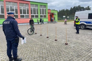Policjanci oceniają przejazd rowerzysty po torze